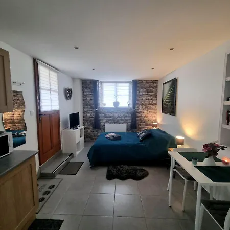 Studio De 23 M² Au Centre De Montfort L'amaury Apartment